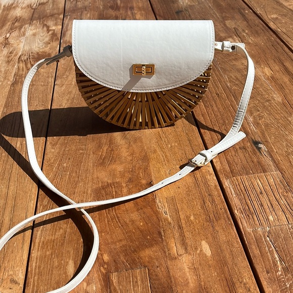 Bamboo and leather crossbody bag. - Picture 5 of 9